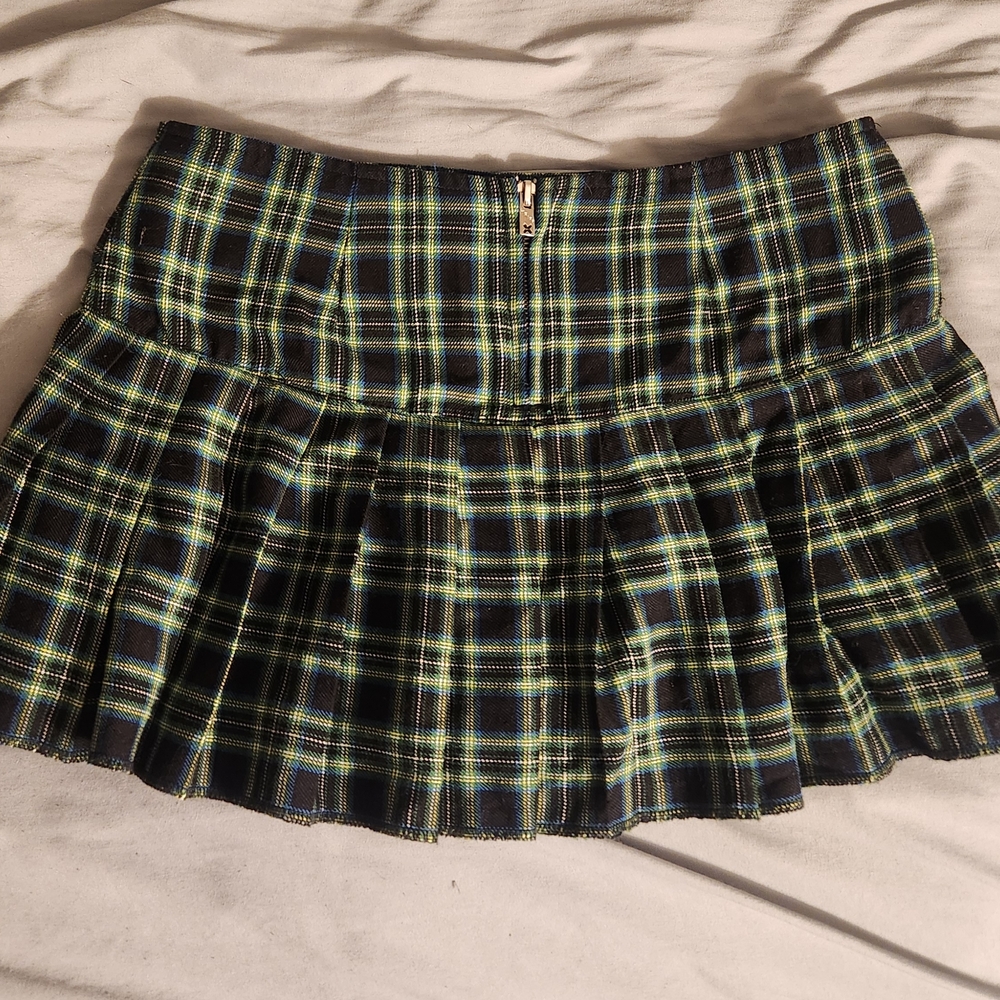 Tripp NYC Black and Green Pleated Mini Skirt - Picture 3 of 3